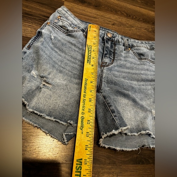 Seven7 Light Blue Denim Jeans frayed size 4 vacation casual weekend short - Picture 9 of 9